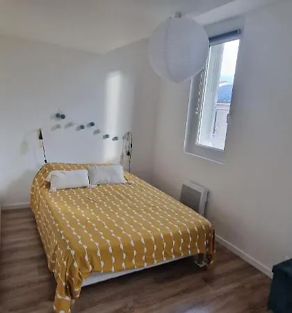 Monet- F2 A Deux Pas De Toutes Commodites